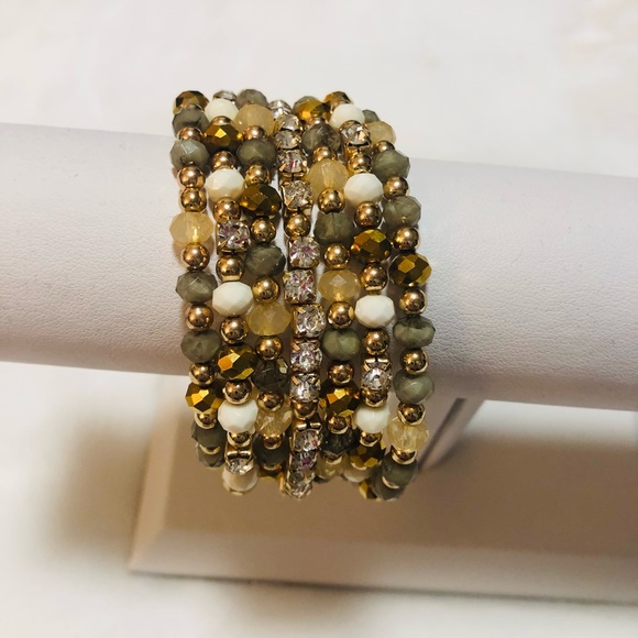 Jewelry - Gorgeous Memory Wire Bracelet